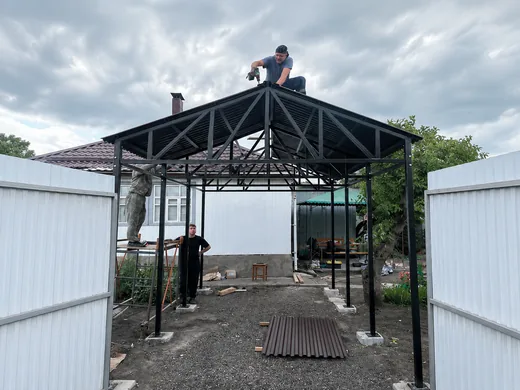 Устанавливаем кровлю